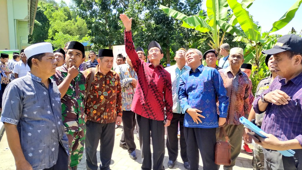 BPPT_RI's tweet photo. 7. Prof. K.H. Nasarrudin Umar Ketua Yayasan PP Al-Ikhlas Ujung Bone menyambut baik sentuhan teknologi dr BPPT.  Dirinya berharap dengan campur tangan BPPT, bisa membawa rahmat bagi Al-Ikhlas dan masy. sekitar ponpes. https://t.co/BAevsPDlYn