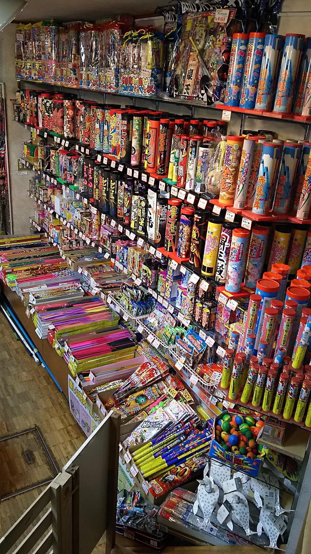 トトロ社長 今年も花火の季節がやって来ました おもちゃの平野は 札幌市内最大級の品揃え 単品花火150種類以上あります 花火 札幌市