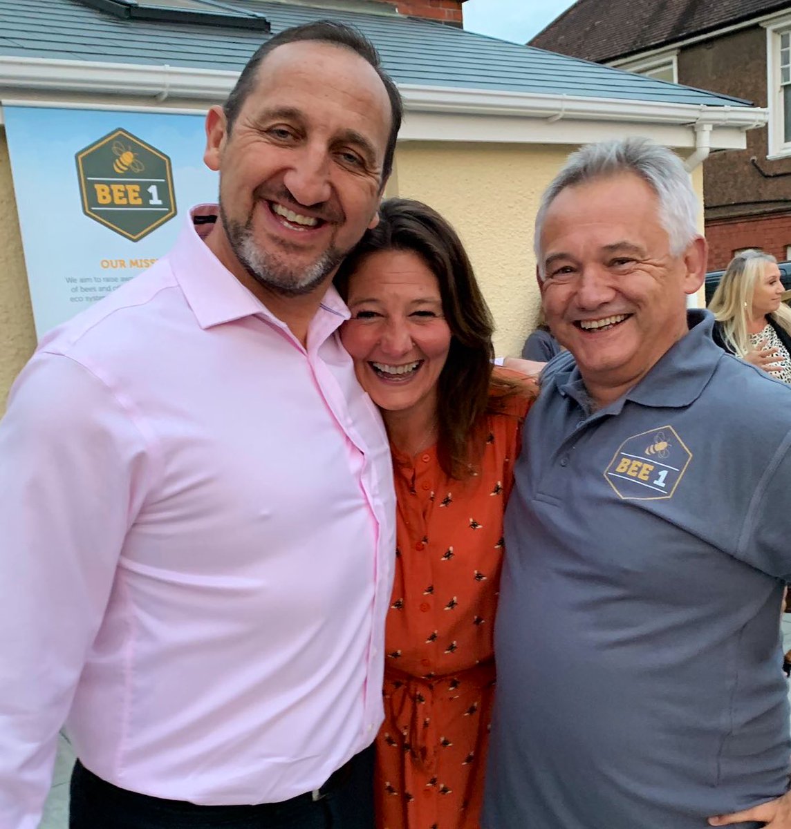 RupertMoon's tweet photo. Fab time #BronleighHouse @Aspire2Bee @Markdouglas64 @cwmfarmsalami .......
Iβm a proud beehive owner!
We need the bees ..... β€οΈ
#Bee1 #BeeNeeds #BeeAPart #BeeAmazing #LoveHoney https://t.co/AasxdGzU9t