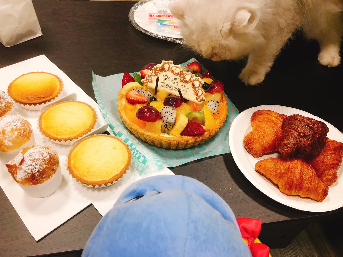 windy_kun's tweet photo. 今日は僕の誕生日でぃ‼️🐬🎂
お友達が美味しそうなものをたくさん持ってきてくれたでぃよ💞
#七夕は僕の誕生日 https://t.co/k482wj6BSp