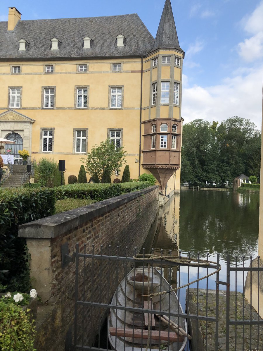 Stadtdechant's tweet photo. Diözesanjungschützentag in Adendorf/ Erzbistum #Köln.
Festmesse im Burghof mit Diözesanpräses Stefan Ehrlich, der hier sein 25jähriges Priesterjubiläum feierte, und dem Bundespräses der Schützen...
#BHDS #BdSJ #DJT https://t.co/NMaZN1Z4zB