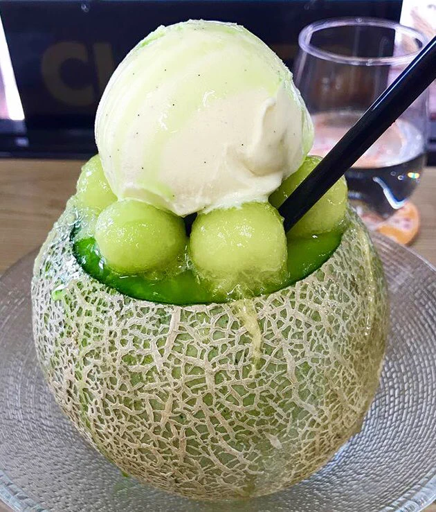 メロンを贅沢に使用！？濃厚バニラアイスを乗せた「生メロンクリームソーダ」！