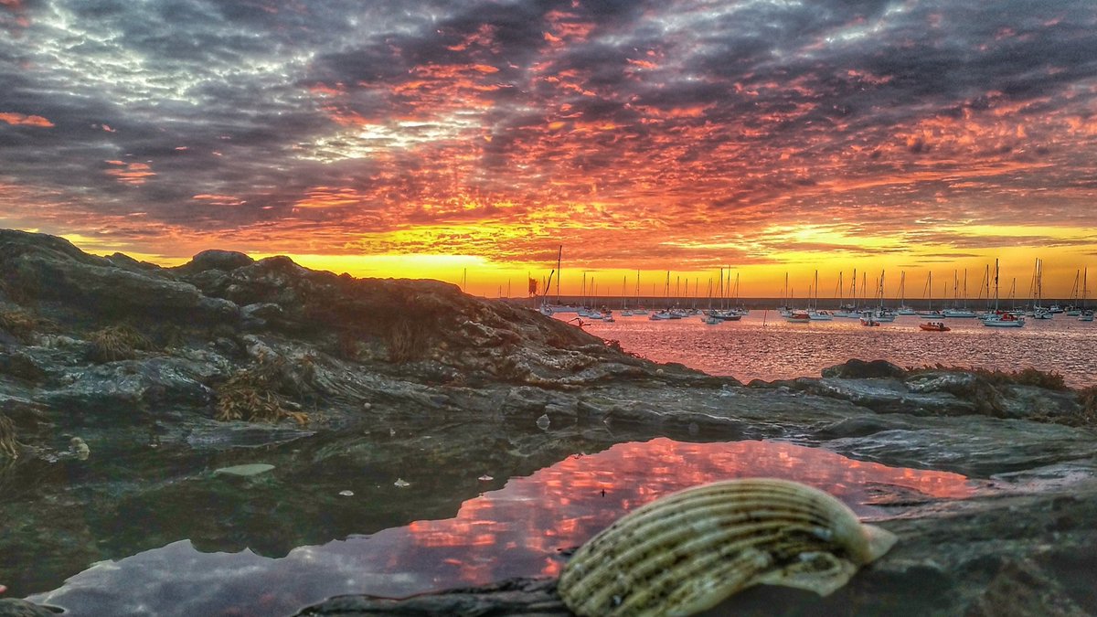 ItsYourWales's tweet photo. Stunning #welshskies #welshsunsets - this from Anthony at Holyhead Anglesey - watch out for our feature at #ItsyourWales next week - great photography @AntonWardPhoto #PeoplewithPassion #WelshPassion https://t.co/zS3YI4i8rN