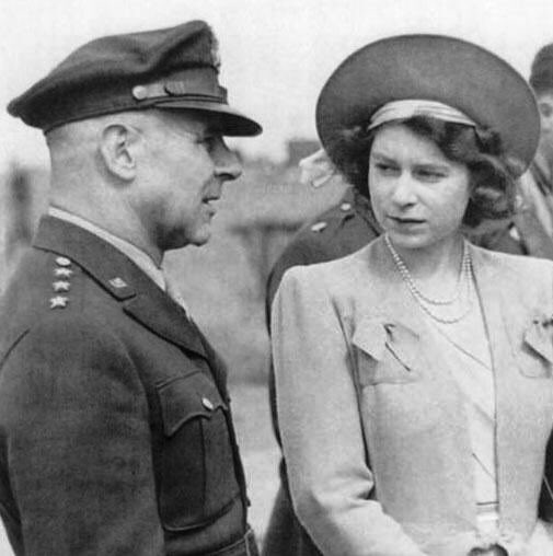 BarbaraPAuthor's tweet photo. Lt Gen #JimmyDoolittle speaking with #PrincessElizabeth of the United Kingdom during a Royal visit to RAF Thurleigh, home of the #USAAF 306th #BombGroup, July 1944. #WW2 https://t.co/DdQSKGDHdm
