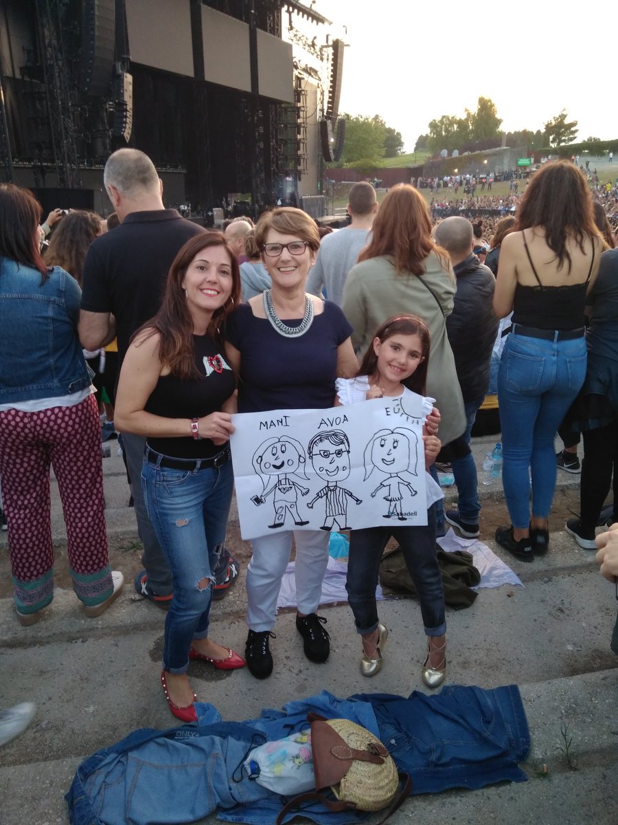 Tres xeracións esperan impacientes por <a href="/AlejandroSanz/">Alejandro Sanz</a>!  É  o primeiro concerto de Julia  e da súa  avoa  Sara. #LaGira #LaGiraSantiago