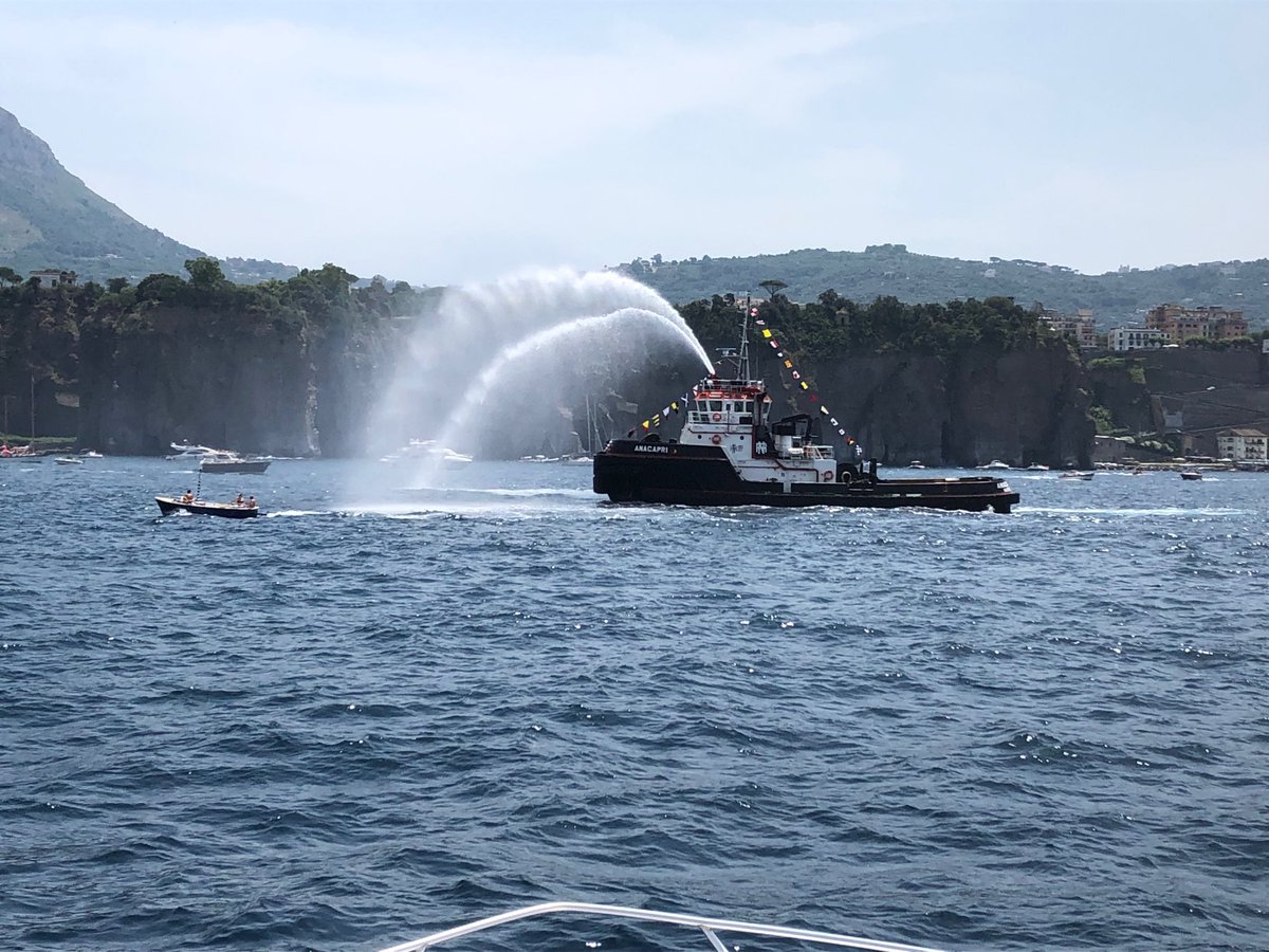 #GulfofNapoli processione in mare #Italy