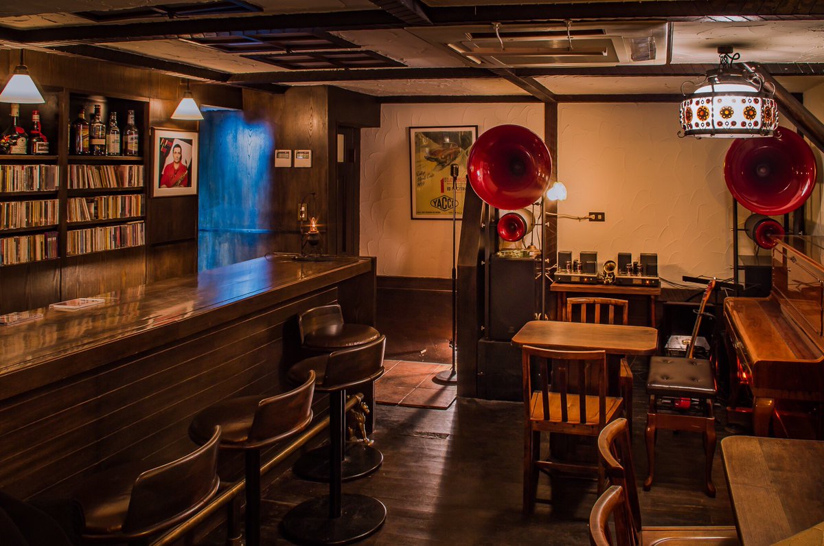 ジャズ喫茶案内 Jazz Kissa A Twitteren 東京 町田のジャズバー バード ジョアン ジルベルトをあしらった看板は引退した先代マスターの手によるもの 玄関のデッキや店内トイレの内装 壁にかかった鏡やステンドグラスなどもすべて手先が器用な先代の手作り