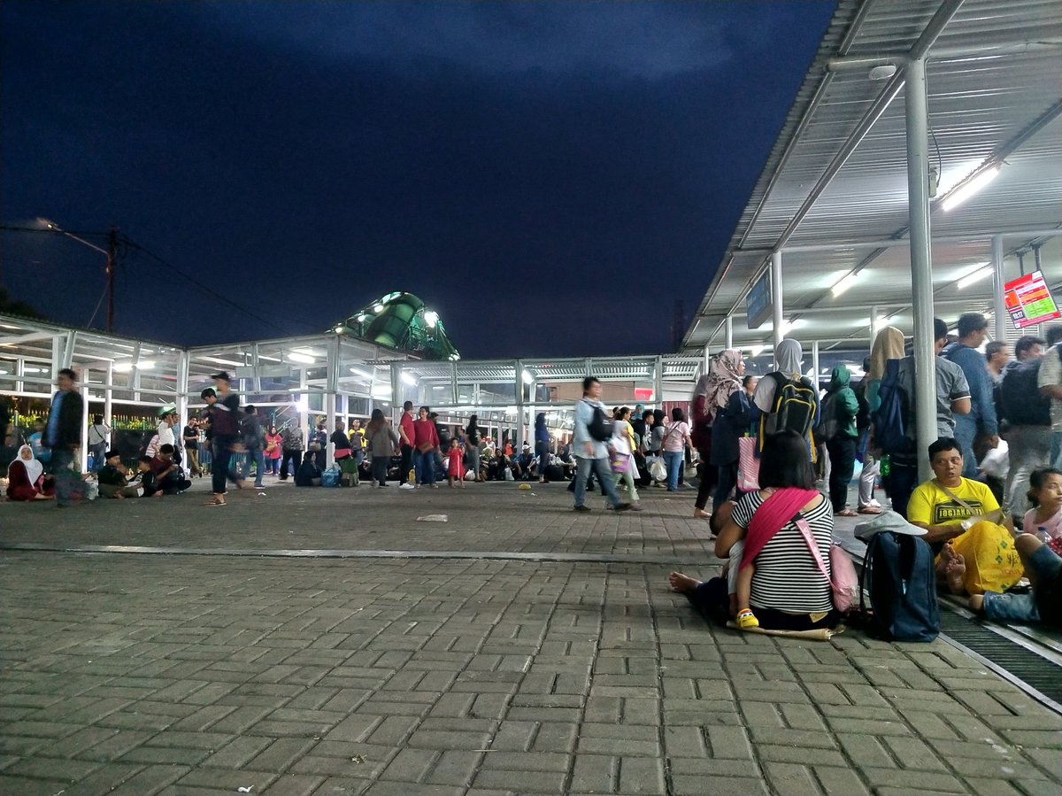 caprut_rdp's tweet photo. Butuh penataan ulang lgi...
#stasiunbogor https://t.co/N26XEiyEQI