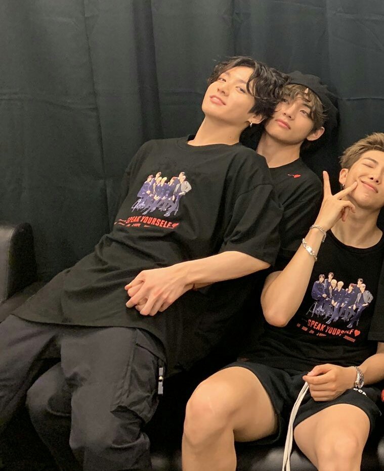 btsinpics's tweet photo. @bts_bighit GET A ROOM OMG https://t.co/N76ZWP9fl1