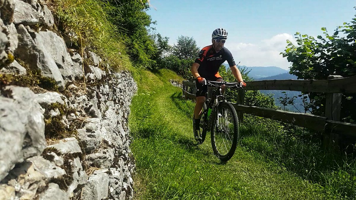 Sotto questo sole bello pedalare eh..
ma c'è da sudare ♪♪♪ <a href="/paolobelliswing/">Paolo Belli</a>