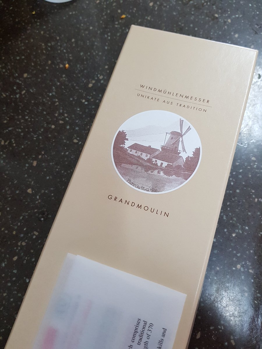 Robert Herder Grandmoulin
여러 빵칼이 많지만 이 허더의 칼은 좀 특별하다. 빵을 자를때 적절한 무게배분과 자르는 느낌이 남달라서 이보다 나은 빵칼은 좀처럼 찾기 어렵지 않을까 싶다. 허더의 칼도 종류가 많지만 이 Grandmoulin이 빵칼쪽 플래그십.