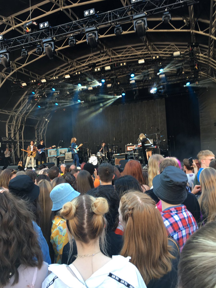 norburn_jane's tweet photo. @wombatsofficial @fuzzysunband Fantastic treat last night #greatsets #funwithfriends #suchagoodvibe #crowdlappeditup ๐๐ https://t.co/9YA6bwRDwa