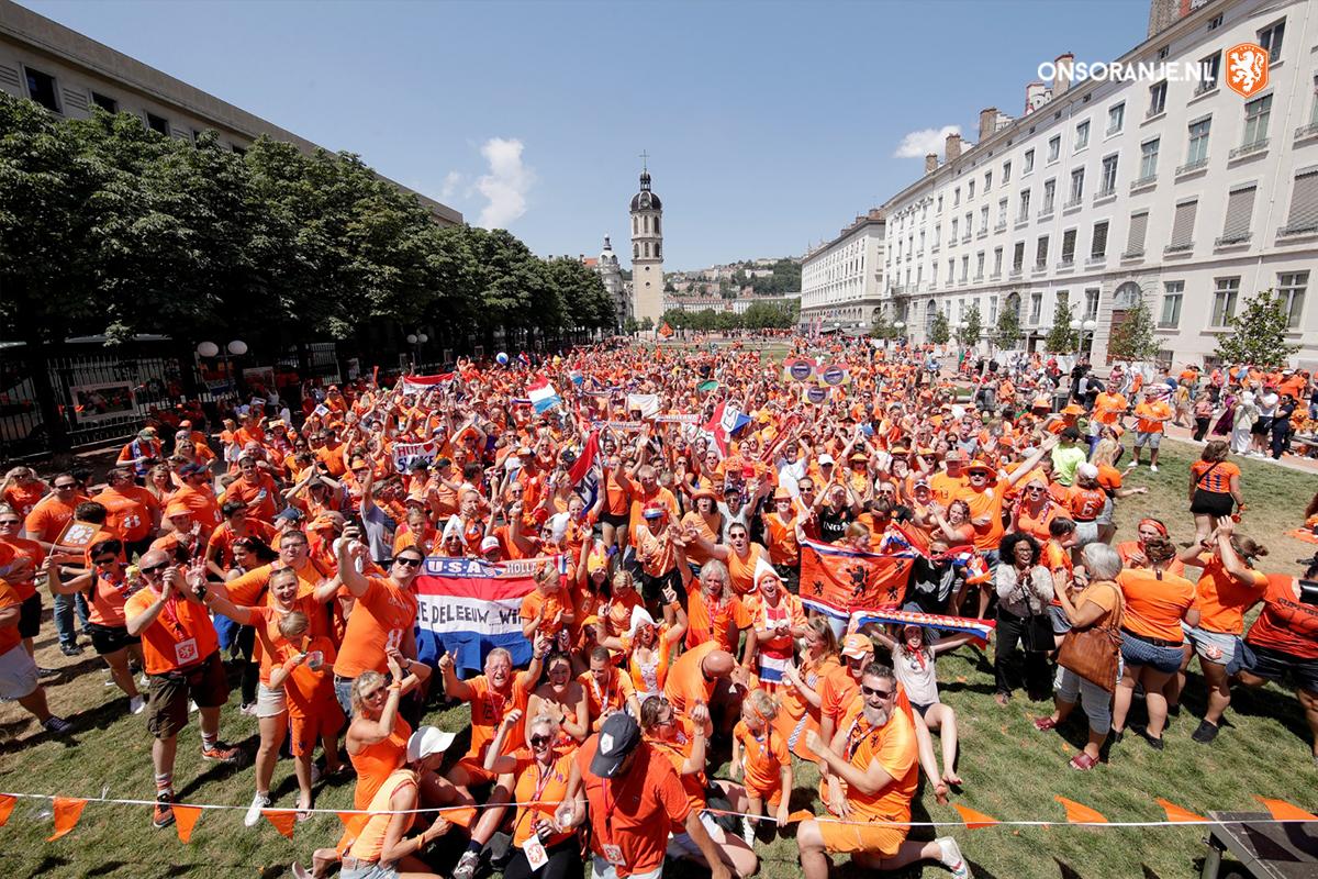 oranjevrouwen's tweet photo. Fans in Lyon = 🧡👌🏻🔥

#OnzeJacht https://t.co/JVheKW6M3A