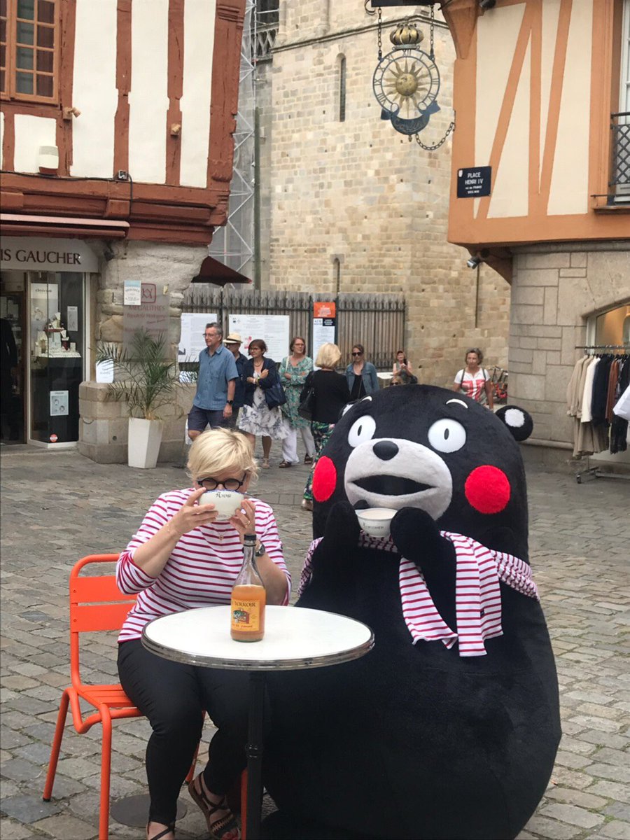 フランス観光開発機構 公式 على تويتر くまモンとガロ会長 アンリ４世広場のカフェで一休み ブルターニュといえばシードルですが くまモンは子供なのでリンゴジュースで乾杯です くまモン フランス訪モン Visitbrittany Annegallo56