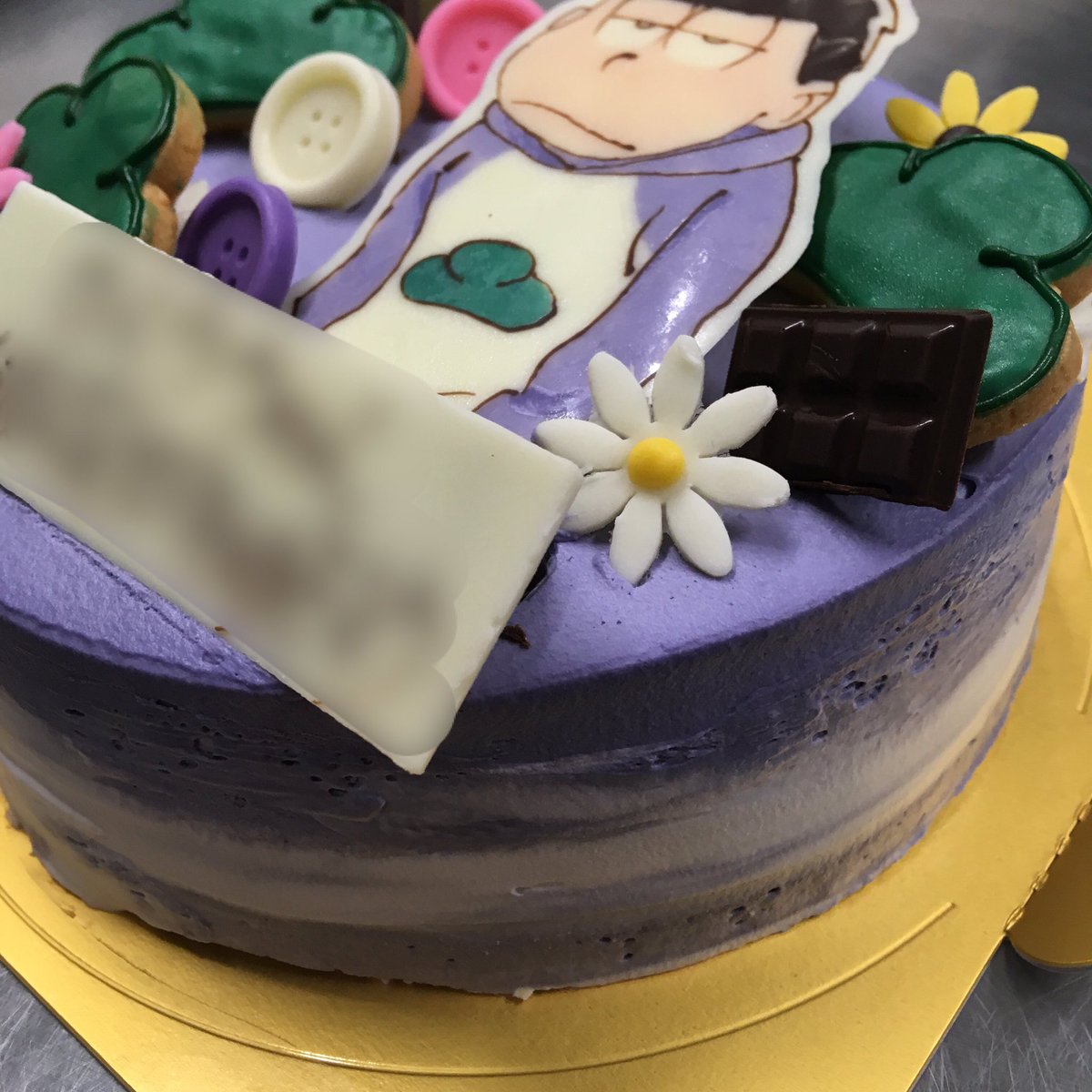 菓子工房シュクルリ 本日の特注ケーキ おそ松さん より 一松のイラストと松クッキーケーキ 土台のケーキも推し色で
