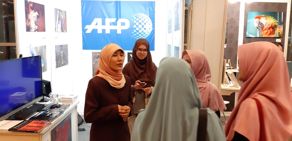 revaldi's tweet photo. Mba Adek Berry (paling kiri), salah satu fotografer idola gw.
#jipfest2019 https://t.co/WMEfpW5K23