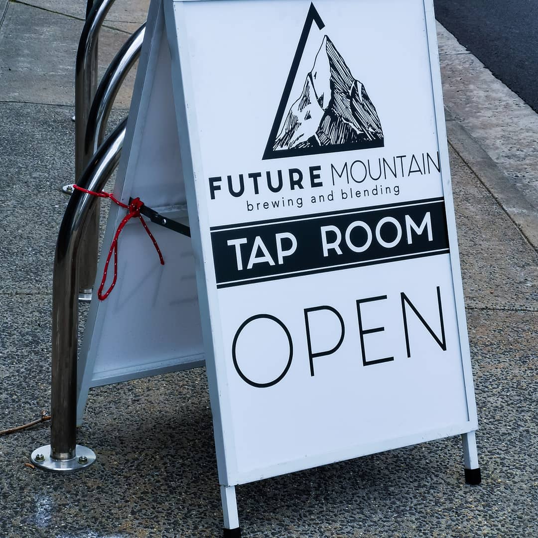Every time I visit #FutureMountain, the brews just seem to get better and better. Highlights of this visit were their 'Currancy', barrel aged red currant #Sour and their epic 'Silhouette', bourbon barrel aged imperial #OatmealStout. 

#BeerOClock #CraftBeer #Beeriod #BeerTweet