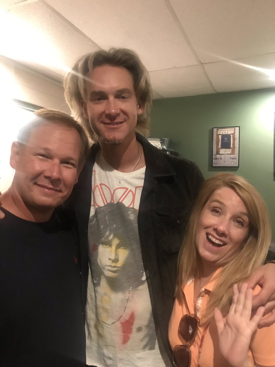 MichaelLoos1's tweet image. Hangin backstage with @bronson_arroyo and @barroyoband last night! Chill dude and a great musician!!