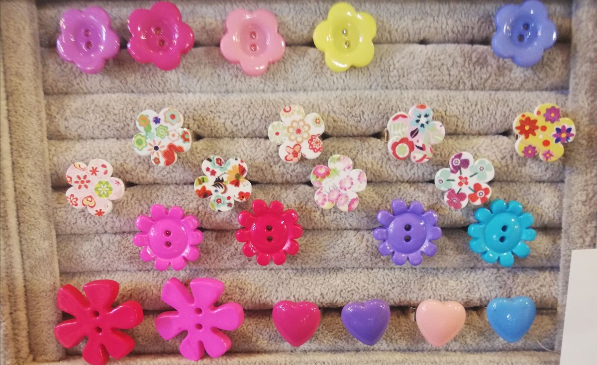 Pretty flower rings. So many to choose from.
#flowerpower
#Flowers
#rings