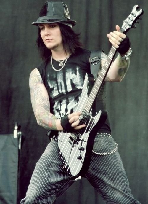  Happy birthday to my favorite guitarist of all time Synyster Gates 