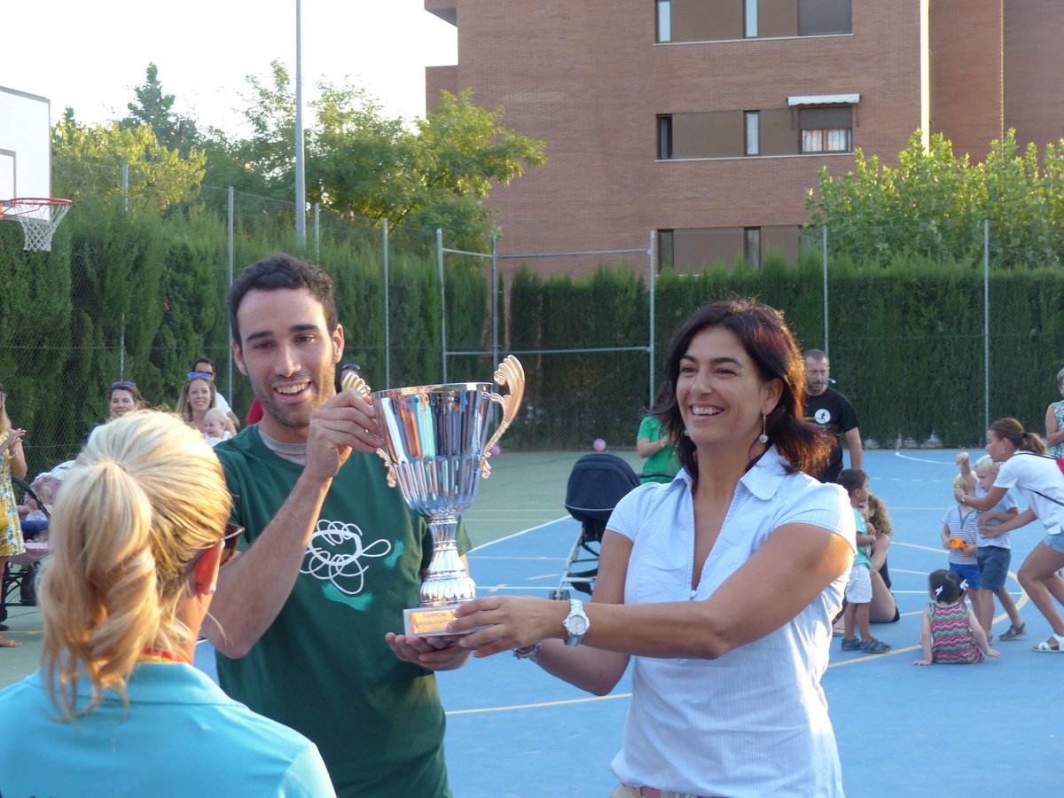 Recordando la entrega de trofeos en nuestras Olimpiadas 2016. Gracias a <a href="/RuizJavi87/">Javi Ruiz</a> y <a href="/MariaJoseRienda/">María José Rienda</a> por apoyar el deporte base.

<a href="/WorldPadelTour/">World Padel Tour</a> <a href="/culturagob/">Ministerio de Cultura</a>