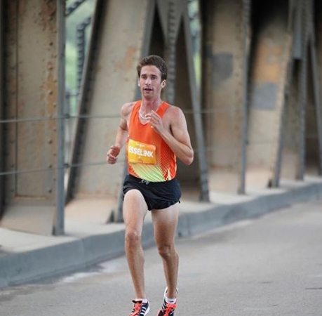 Big PB for <a href="/evanesselink/">Evan Esselink</a> at the #Edmonton10K this morning, where @chesooleonard5 and <a href="/tasha_wodak/">Natasha Wodak</a> set new course records: #thesweatlife 

runningmagazine.ca/sections/runs-…