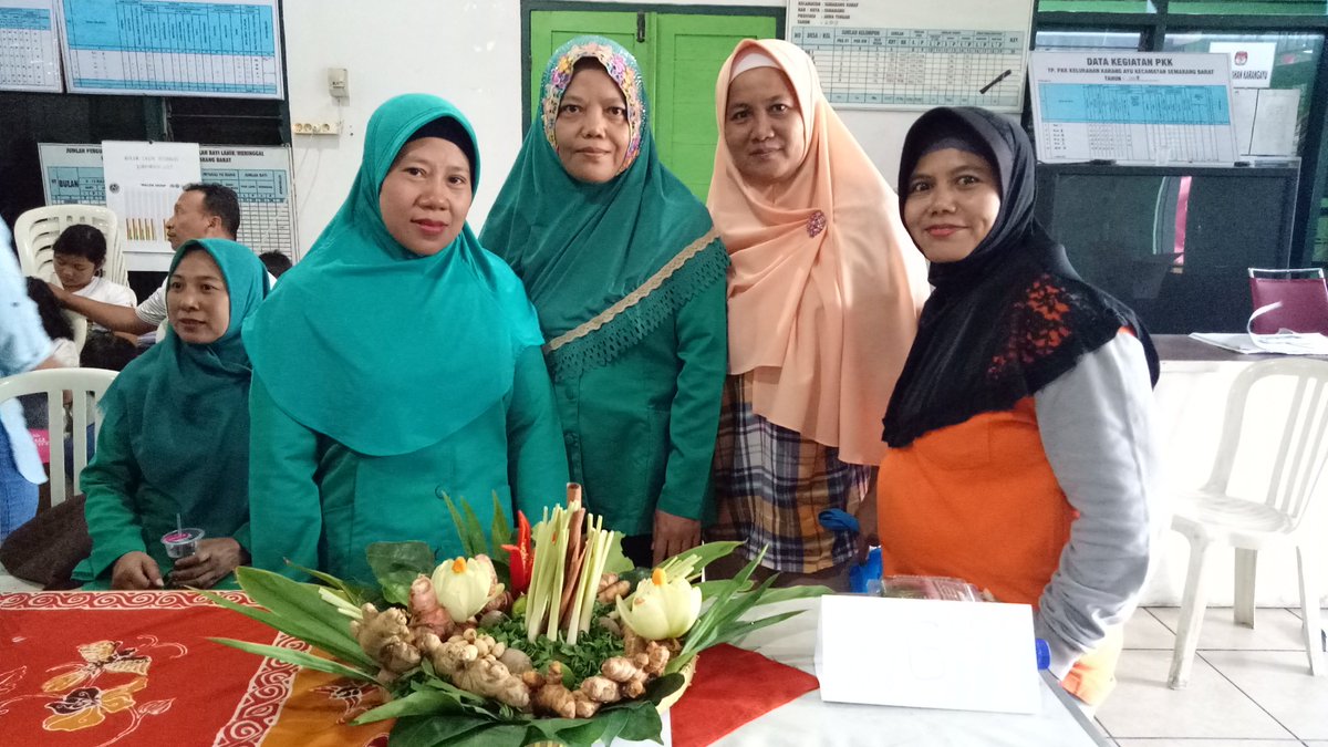 kelkarangayu's tweet photo. Minggu (7/7) Lomba Merangkai Empon-Empon PKK Kelurahan Karangayu, diikuti oleh perwakilan dari RW 1- 6 Kelurahan Karangayu.
Empon-empon merupakan akar tanaman yang menjadi rempah dan berperan penting dalam kesehatan.
Cc: @hendrarprihadi @mbakITASMG @Kec_SMGBarat @tartikaho https://t.co/ULLcfBwbXB