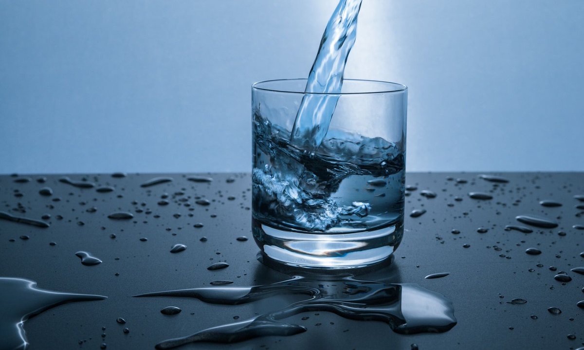 myfitscore's tweet image. This week if you’re feeling hungry drink a glass of water first. It will help you stay hydrated and ensure you’re eating because you’re hungry.....not bored. #myfitscore #fitness