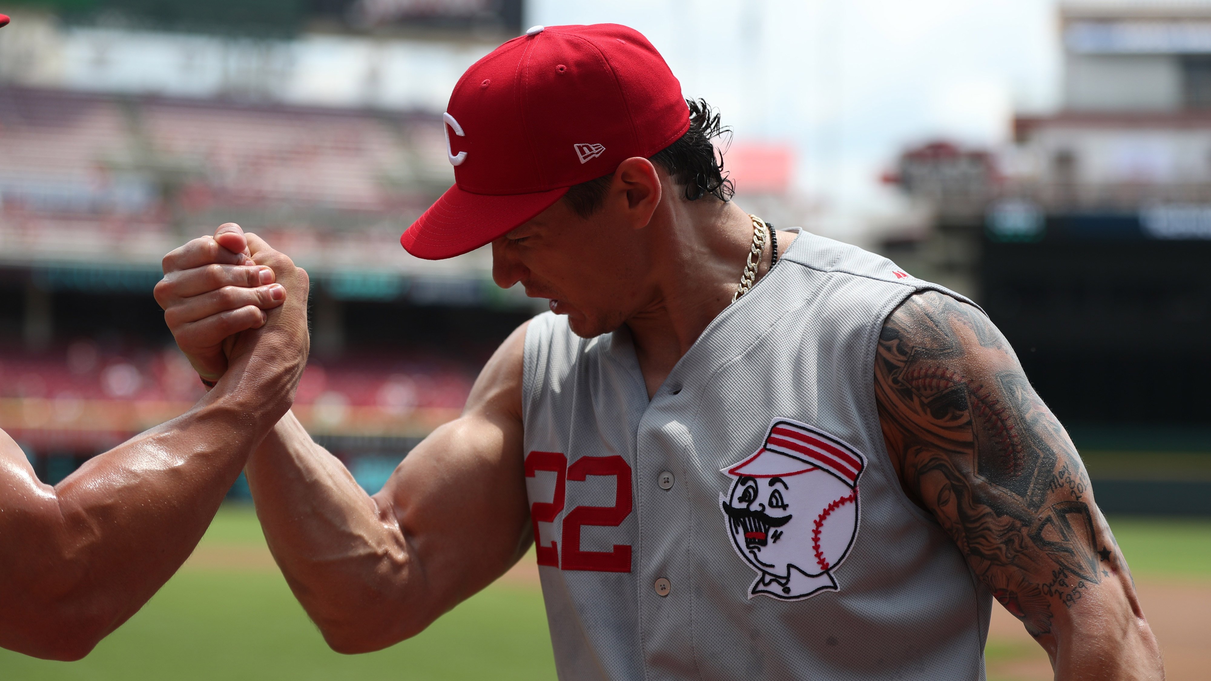 Reds wear sleeveless 1956 throwback jerseys