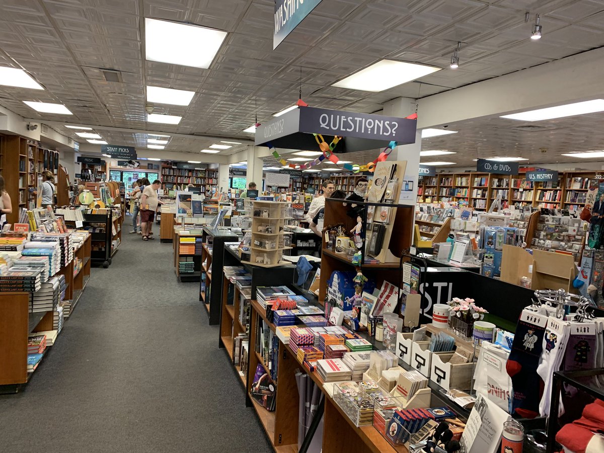 Inget besök i DC är komplett utan några timmar på kanske världens bästa (och trevligaste) bokhandel - Politics &amp; Prose. Precis bredvid Comet Ping Pong ökänt från Pizzagate.