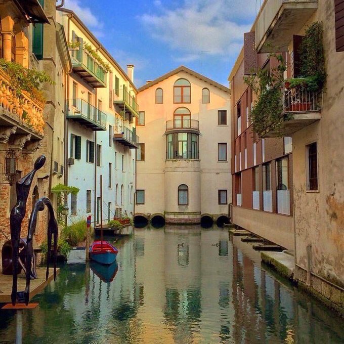 MagicalEurope's tweet photo. Treviso, #Italy, has everything you could want from a city: medieval city walls, lots of pretty canals, and narrow cobbled streets. https://t.co/uIMgx2C81U
