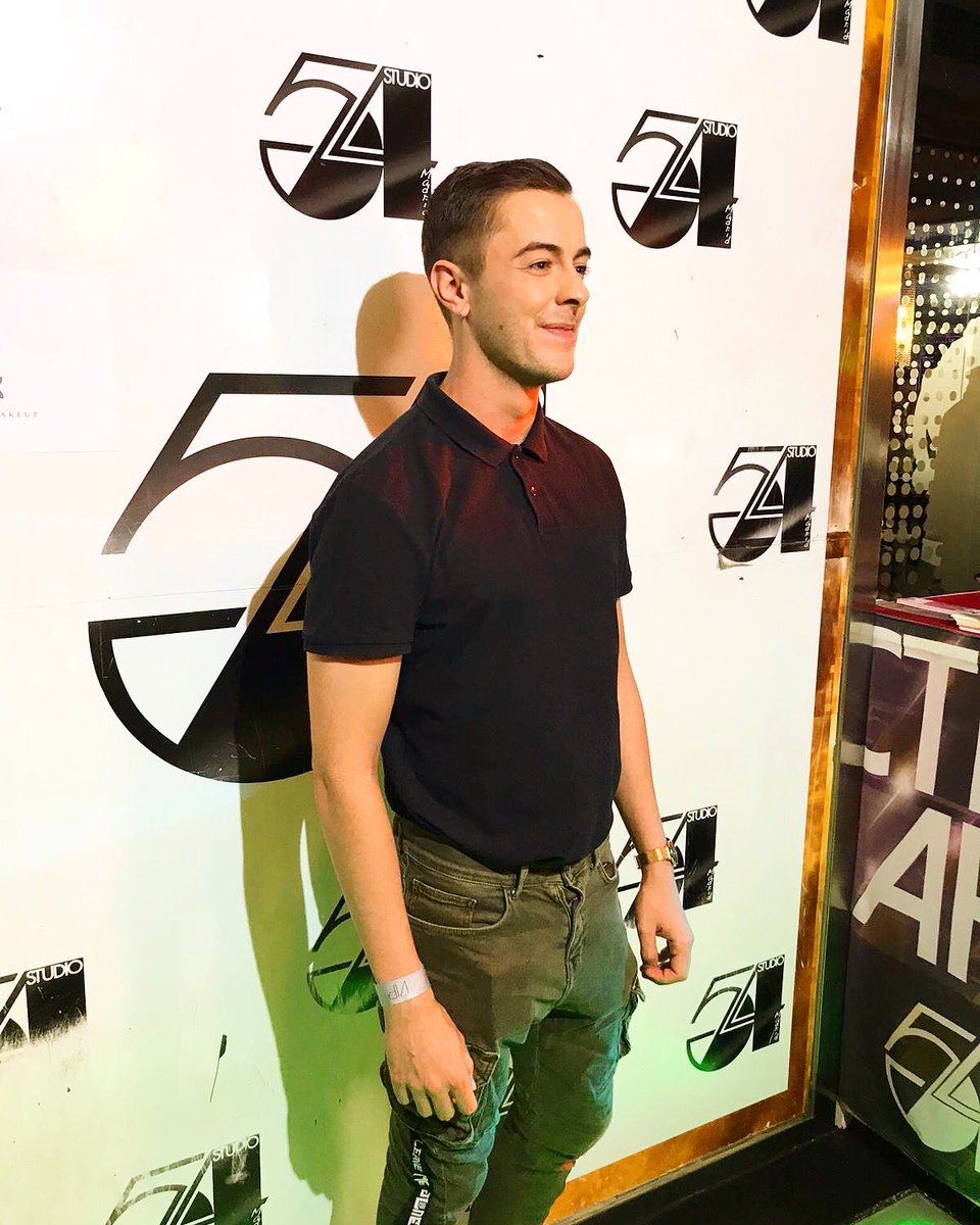 victor_palmero's tweet photo. Esta semana recibí el “Premio a Mejor Actor” del año en los #PremiosOrgullo2019 de @Studio54madrid por mi personaje de #AlbaRecio en @la_queseavecina . Os dejo fotos del evento y también algunos pensamientos con respecto a mi trabajo que he publicado en IG. 🌈Gracias a TODXS ❤️. https://t.co/ymaoO4xOZt
