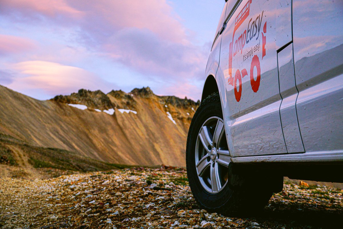 Montañas de riolita y sol de medianoche, una de nuestras combinaciones preferidas en #Islandia 🙂
#Islandiadondenoseduerme #beatslandia #enfurgomolamas con <a href="/CampEasyIceland/">CampEasy</a>