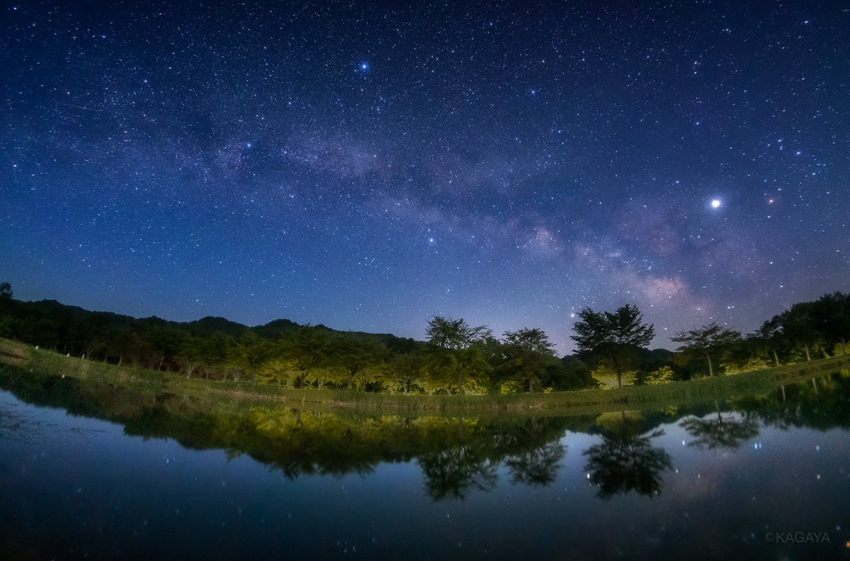 Kagaya 先ほど撮影した七夕の星と天の川です 写真中央の星が彦星 わし座のアルタイル 写真上の星が織姫星 こと座のベガ その間を左右に流れる光の帯が天の川です 景色は月光にやさしく照らされ 空は満天の星です 先ほど秋田県にて撮影