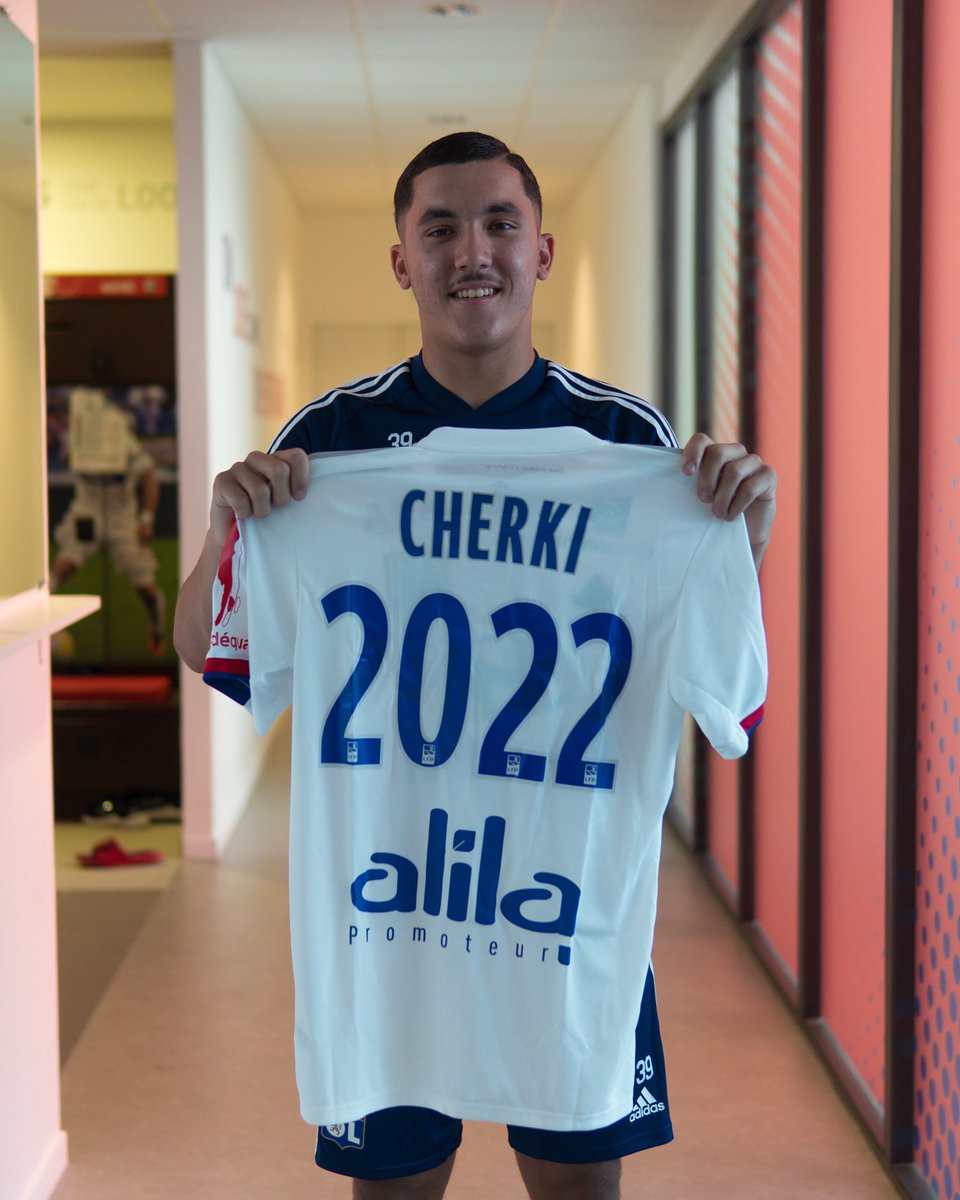 rayan_cherki's tweet photo. Heureux et fier de vous annoncer aujourd’hui la signature de mon premier contrat professionnel dans mon club formateur, le club de ma ville, mon club de cœur 🔴🔵 Merci à tous ceux qui m’ont aidés à atteindre ce premier objectif! L’aventure peut commencer🦁 https://t.co/Q9YcJHitim