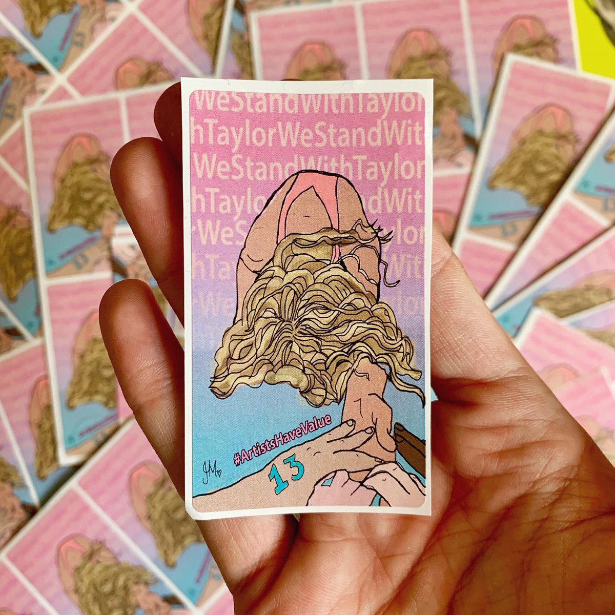 hopefulgoodgirl's tweet photo. So, I may or may not have had 100 stickers printed of my #ARTISTSHaveValue #WeStandWithTaylor design to leave around London in support of @taylorswift13 & artists owning their own work 🎨 If anyone wants me to post them - contact me 💕👌🏼✨🎨💕
#taylorswift #tswiftedit #fanart https://t.co/PQzTq4m44M
