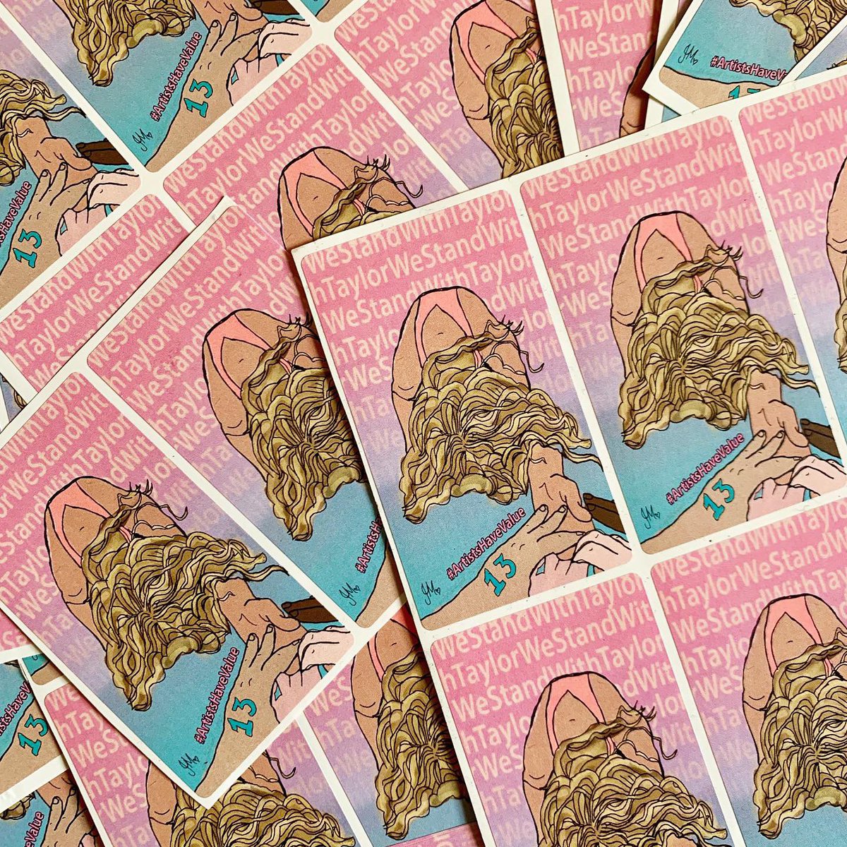 hopefulgoodgirl's tweet photo. So, I may or may not have had 100 stickers printed of my #ARTISTSHaveValue #WeStandWithTaylor design to leave around London in support of @taylorswift13 & artists owning their own work 🎨 If anyone wants me to post them - contact me 💕👌🏼✨🎨💕
#taylorswift #tswiftedit #fanart https://t.co/PQzTq4m44M