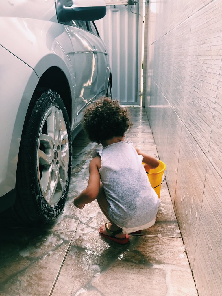 whoisthiagos's tweet image. Melhor assistente! 😍 #wash #car #daught #dad #weekend