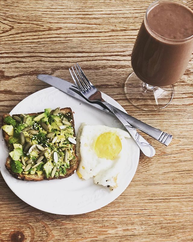 ExecutiveMom01's tweet photo. ⚡️Protein packed breakfast! ⚡️
Avocado toast topped with Trader Joe’s Everything bagel seasoning and raw pumpkin seeds. 
Add an egg and Arbonne shake and you’re good to go! 🤘🏼
Do you know just how good pumpkin seeds are for you? They may be small, but ma… https://t.co/HkOvbrxm00 https://t.co/r8r395xOhk