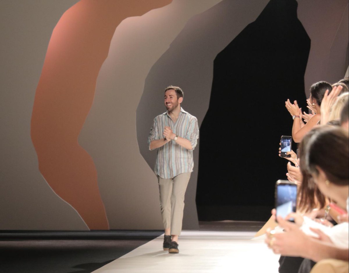 . <a href="/ASchlesser/">ANGEL SCHLESSER</a> propone los tonos tierra para la temporada Primavera/Verano 2020 con una escenografía que acompaña la colección. #MBFWMadrid