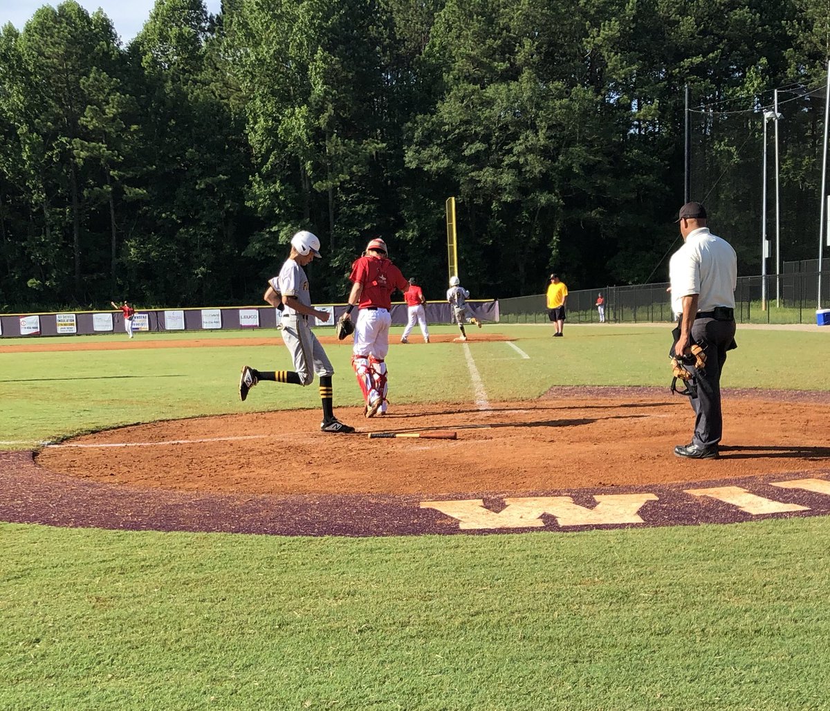 FiveSnider's tweet photo. @owencarris09 (2021 uncommitted @FTHighlandsHS) capitalized on his double and scores on a sacrifice bunt from Kyle Drapeau (Loveland HS 2021) https://t.co/76ptVy44NB