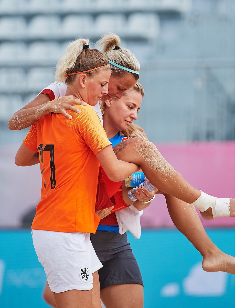 Sportiviteit voorop, Mariël Miedema helpt tegenstanders van het veld #BeachSoccer_WW #beachsoccer #knvb #Nazare