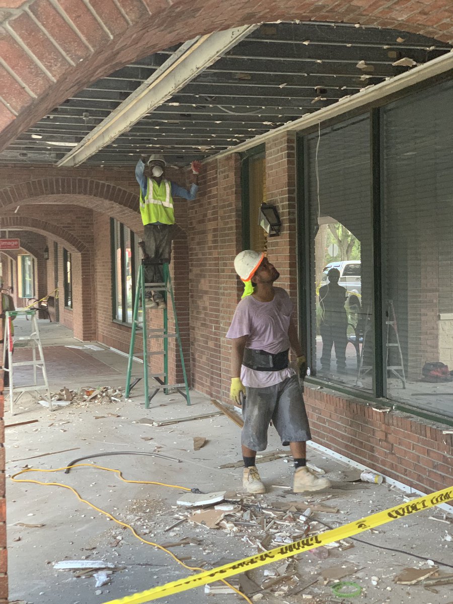 Alex7News's tweet photo. Clean up is beginning at surrounding businesses near the the blast zone. Meanwhile investigators combing thru rubble #PlantationExplosion @wsvn https://t.co/YIOGlpyfBo