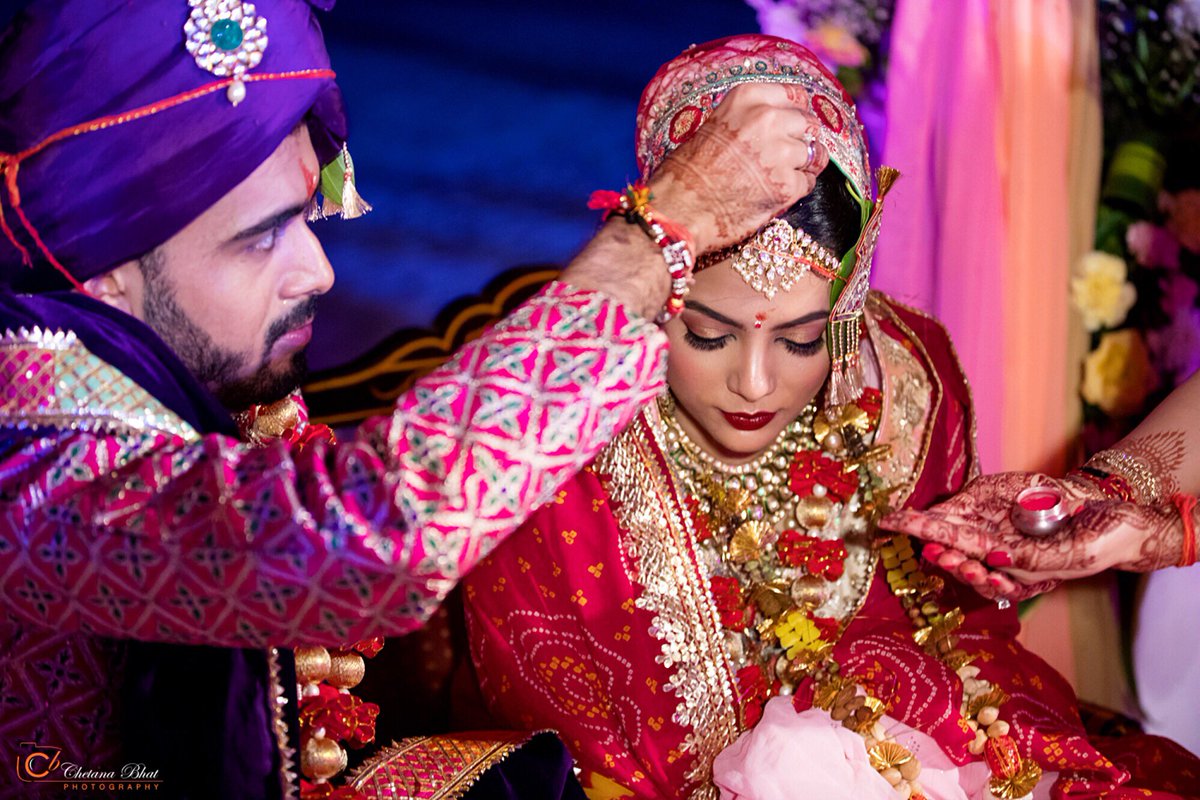 Sindoor Moments♥️🌼
#chetanabhatphotography #sindoor #indianweddings #marwadiwedding #photographeringoa #wedding #femaleweddingphotographer #weddingsingoa #cavelossim #destinationweddings #bigfatindianweddings #colors #thebridesofindia #chetanabhat #holidayinngoa #goa