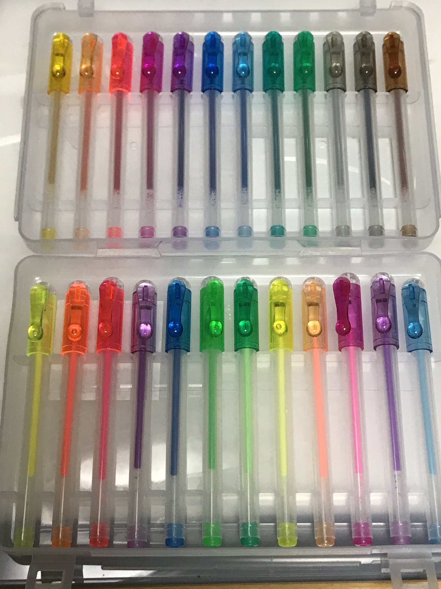 Twitter 上的 西村誠芳 実は このカラフルさと透明パッケージの可愛らしさに負けて そうそう使うこともないゲルインキボールペンセットも買ってしまったのでした 500円 フライングタイガーで買うものの大半はほぼ画材 と文房具 だ T Co Kahiobxy3p Twitter