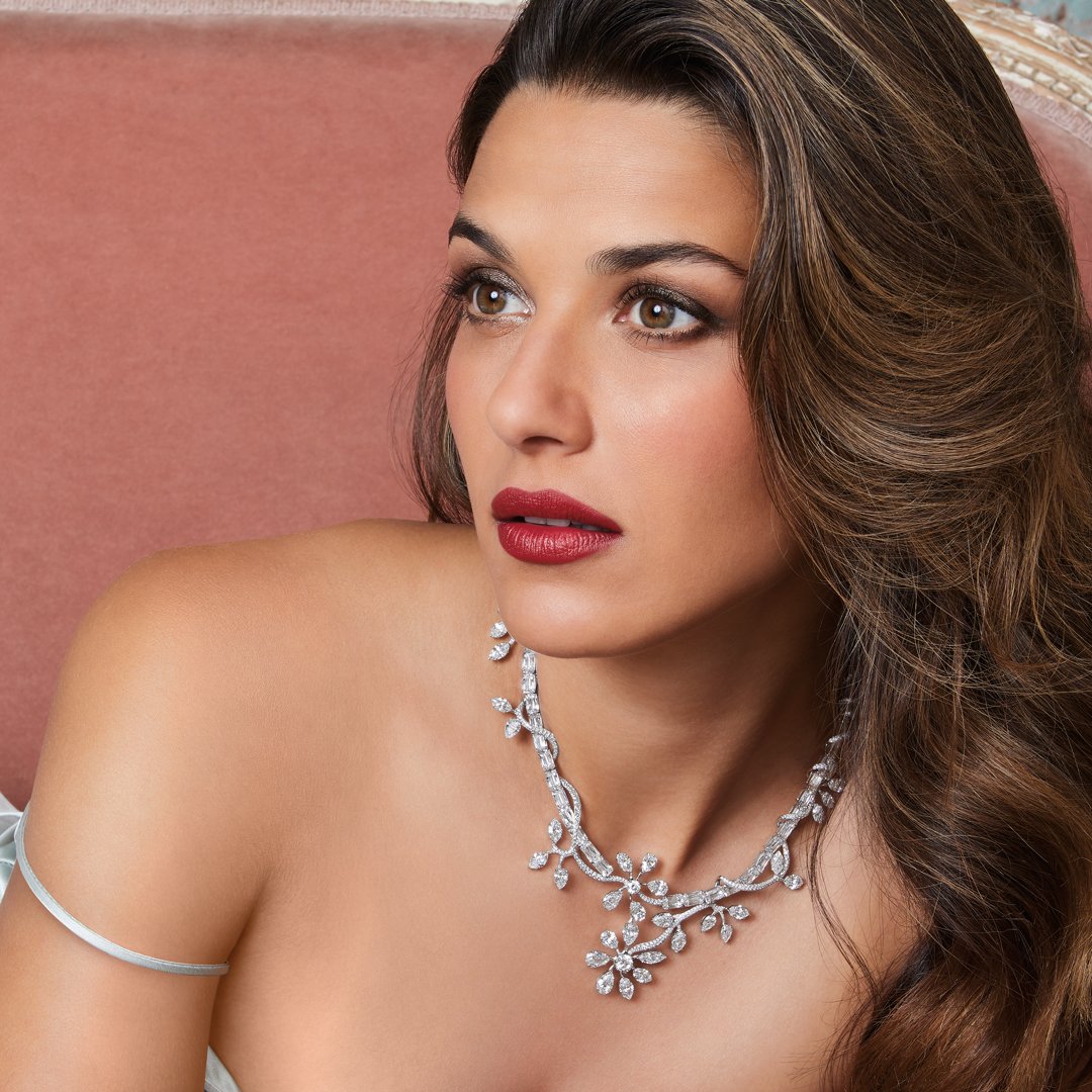 WilliamGoldberg's tweet photo. Alluring sophistication. 
. . .
#ASHOKAByWilliamGoldberg #ASHOKAdiamond #TheDiamondOfLegend #ASHOKA20Years #20thAnniversary #OneLegendaryDiamond #DiamondNecklace #FlowerNecklace #HighJewelry #Diamonds #SummerStyle https://t.co/rUiBivREqR