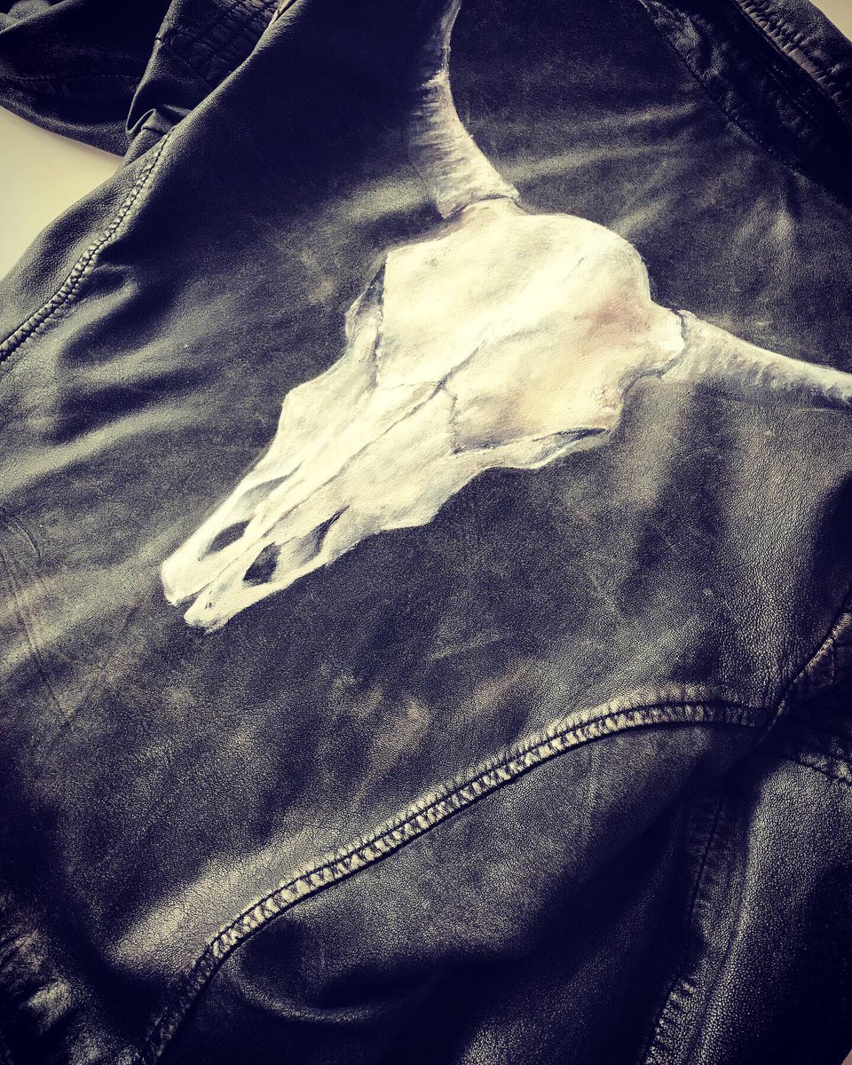 NicolaJCairns's tweet photo. Working on another custom painted jacket today. #handpaintedleather #handpaintedjackets #bespokejackets #customjackets #sustainablefashion #luxurylifestyle #luxe #luxuryjackets #fashion https://t.co/wsnADXWqu8