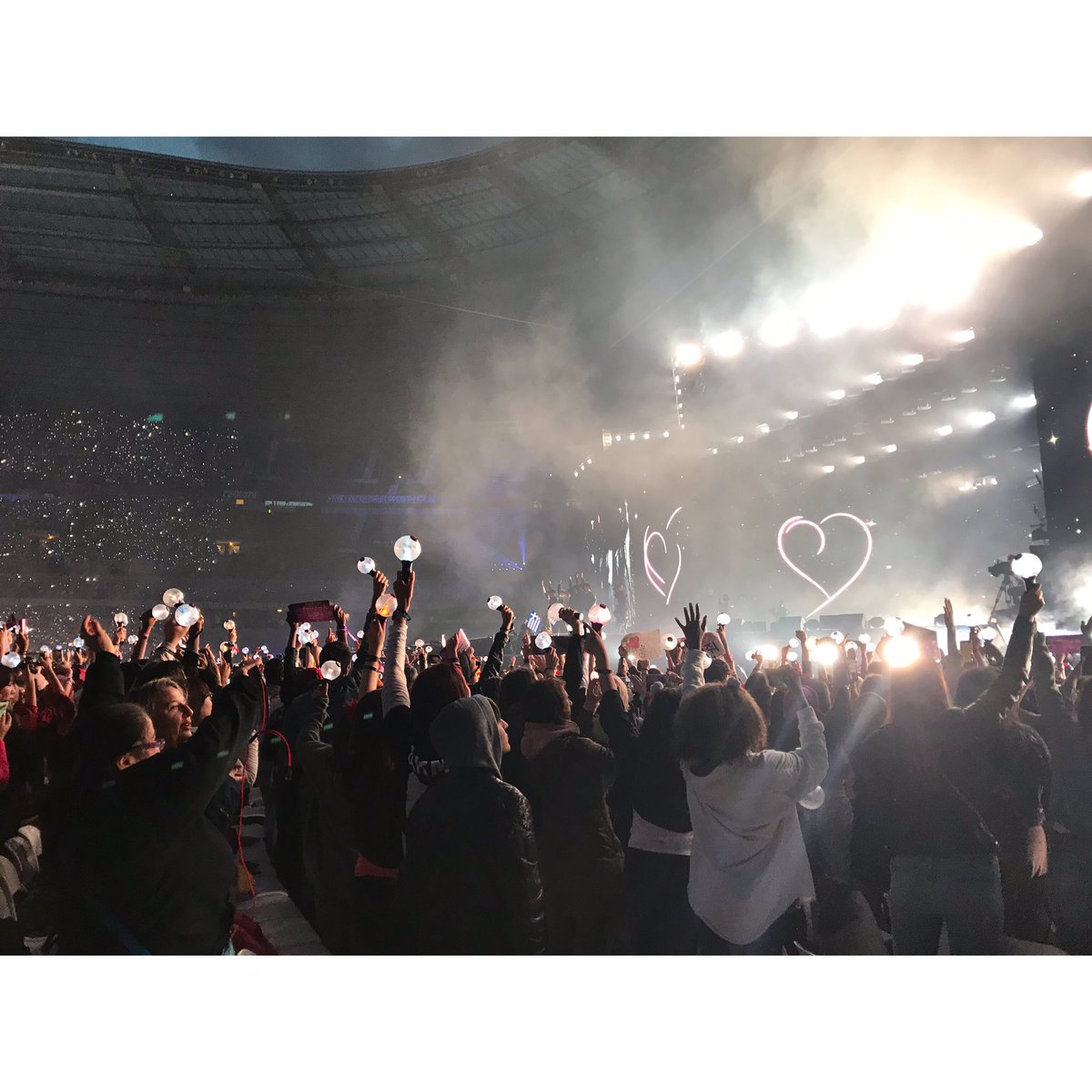 sarcasticMor's tweet photo. Ça fait déjà 1 mois et j’ai passé les meilleurs moments de ma vie...the most beautiful moments of my life pt2...thank u bangtan for these memories and love...i will always love you...army and @BTS_twt always and forever 💜 #MerciBTS #BTS_JeVousKiffe https://t.co/3l2ZdmXZMJ