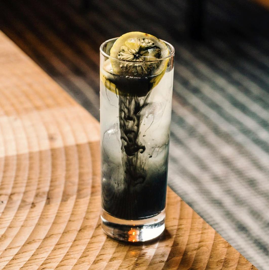 farmstarliving's tweet image. This Activated Charcoal Lemonade from @beatrixchicago is too cool! 🍋"Some benefits of AC: alleviates bloat, helps w/ anti-aging &amp;amp; overall body health, can prevent hangovers, and more!" – Beatrix Chicago #farmtotable