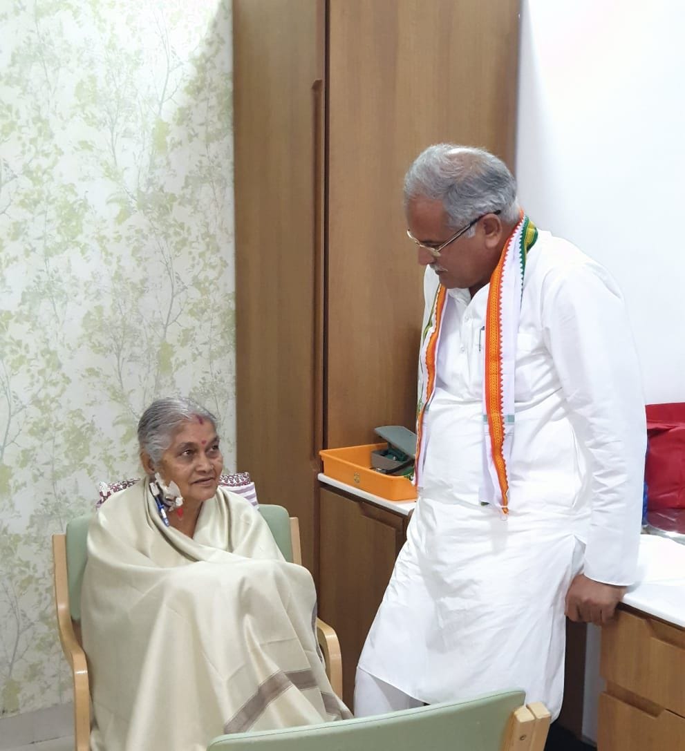 larasangharsh's tweet image. हमारे प्रणेता माननीय मुख्यमंत्री श्री @bhupeshbaghel जी की माता जी के निधन का दुखद समाचार प्राप्त हुआ, ईश्वर से उनकी आत्मा की शांति की प्रार्थना करते हैं। 
। । विनम्र श्रद्धांजलि । ।